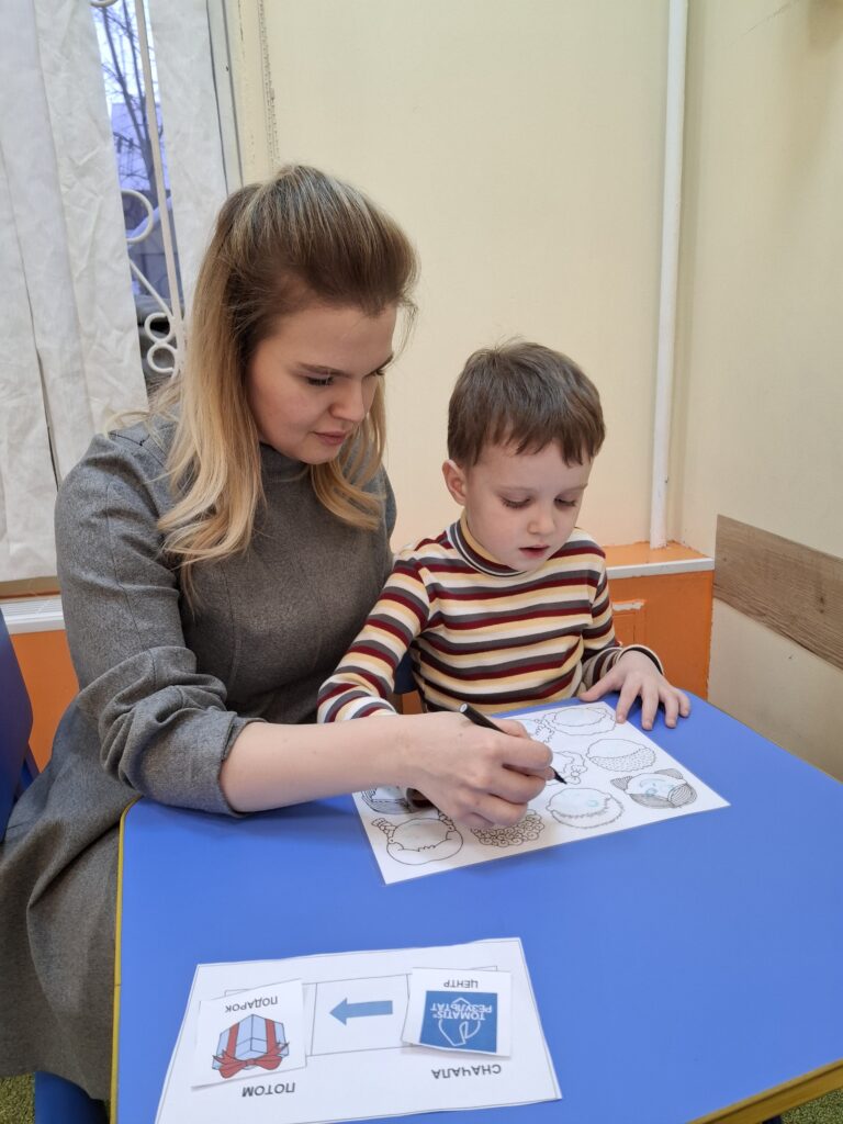 На занятии АВА терапии психолог тренирует учебное поведение